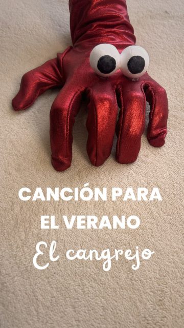 “El cangrejo” — Lorena Royo

Con la llegada del calor… apetece cantar al verano ☀️🦀

Esta canción en modo frigio nos lleva directamente a ese juego de misterio, búsqueda y sorpresa que aparece cuando algo se esconde bajo la arena.

Aquí van algunas ideas para cantarla en el aula o en casa: 

👶 0-12 meses
Porteamos al bebé mientras caminamos a pulso durante la primera parte de la canción. En el “tiquitiquitiquitiquitán” hacemos un movimiento más rápido y juguetón, y en el “no está” paramos un instante y recogemos el cuerpo, generando contraste entre movimiento y reposo.

🧒 1-3 años
Podemos utilizar un pañuelo rojo pequeño escondido dentro de la mano. En la primera parte marcamos el pulso tocando diferentes partes del cuerpo con la mano cerrada. En el “tiquitiquitiquitiquitán” agitamos el pañuelo y en el “no está” nos escondemos debajo de él.

En esta etapa no buscamos que los peques imiten exactamente el movimiento. El adulto propone y acompaña, y cada niño o niña explora desde sus propias posibilidades.

🦀 3-6 años
Aquí los niños y niñas ya pueden convertirse directamente en cangrejos. En la primera parte caminamos por la arena buscando dónde se esconde. En el “tiquitiquitiquitiquitán” hacemos movimientos rápidos y pequeños desplazamientos, y en el “no está” nos quedamos completamente quietos.

🥚 Otra posibilidad es instrumentarla con huevitos sonoros: en la primera parte marcar el pulso en distintas partes del cuerpo, agitarlos en el “tiquitiquitiquitiquitán” y esconderlos cuando aparece el “no está”.

☀️ ¿Te animas a probarla?

Cuéntame en comentarios qué otras propuestas se te ocurren para jugar esta canción.
