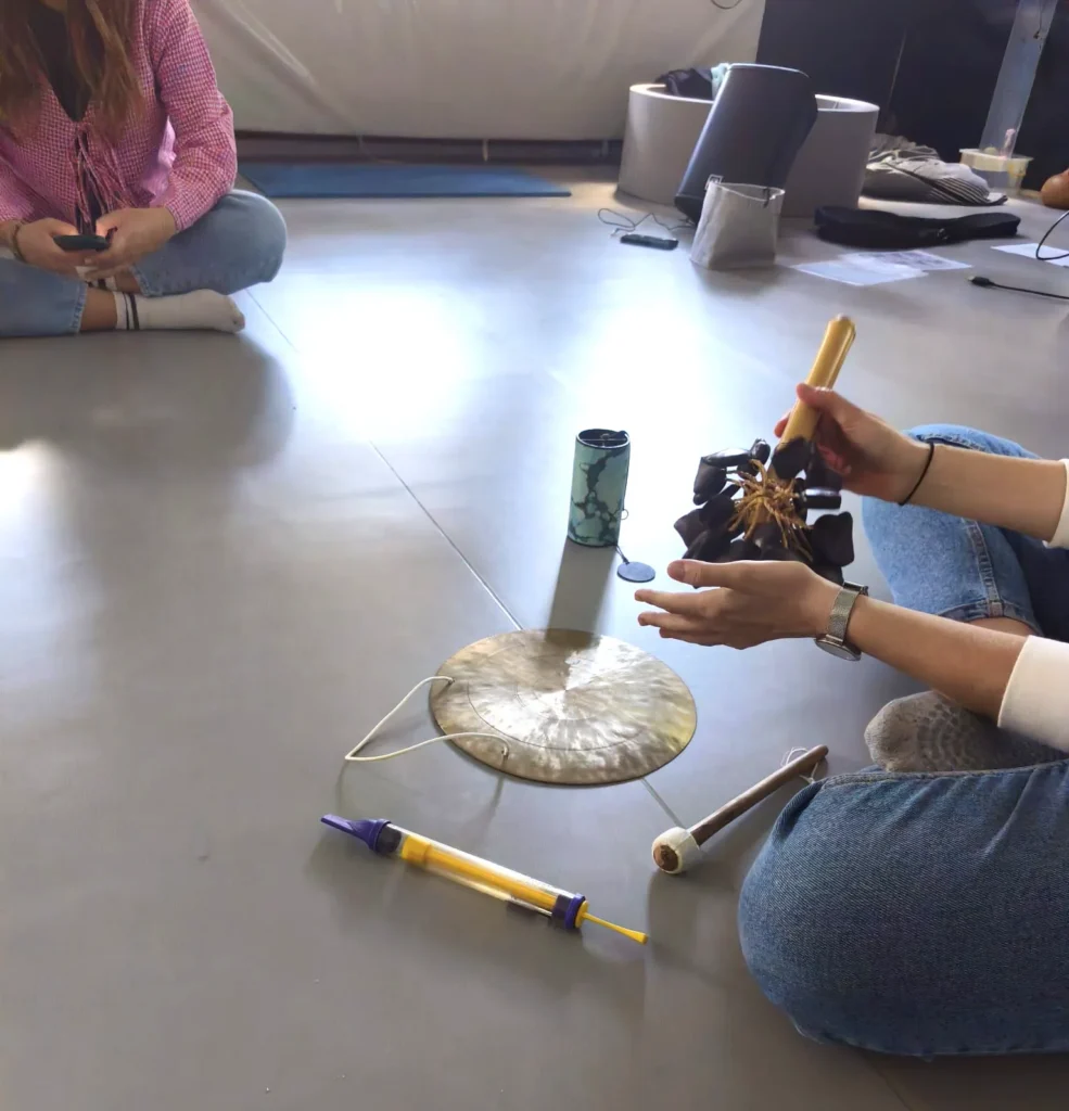 Instrumentos de percusión en el suelo durante una formación para el profesorado