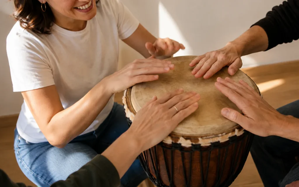 Equipo participando en una dinámica musical