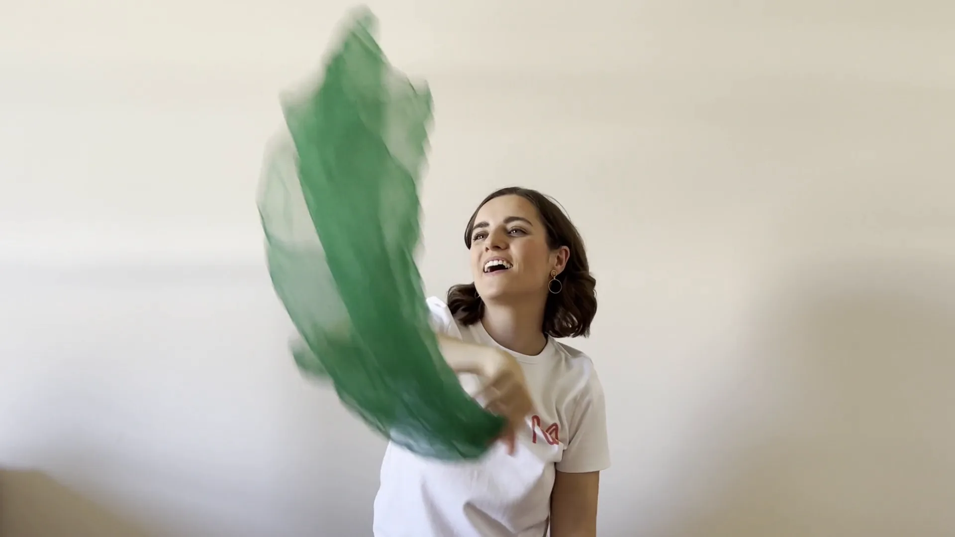 Lorena Royo lanzando pañuelos de colores durante una sesión de música
